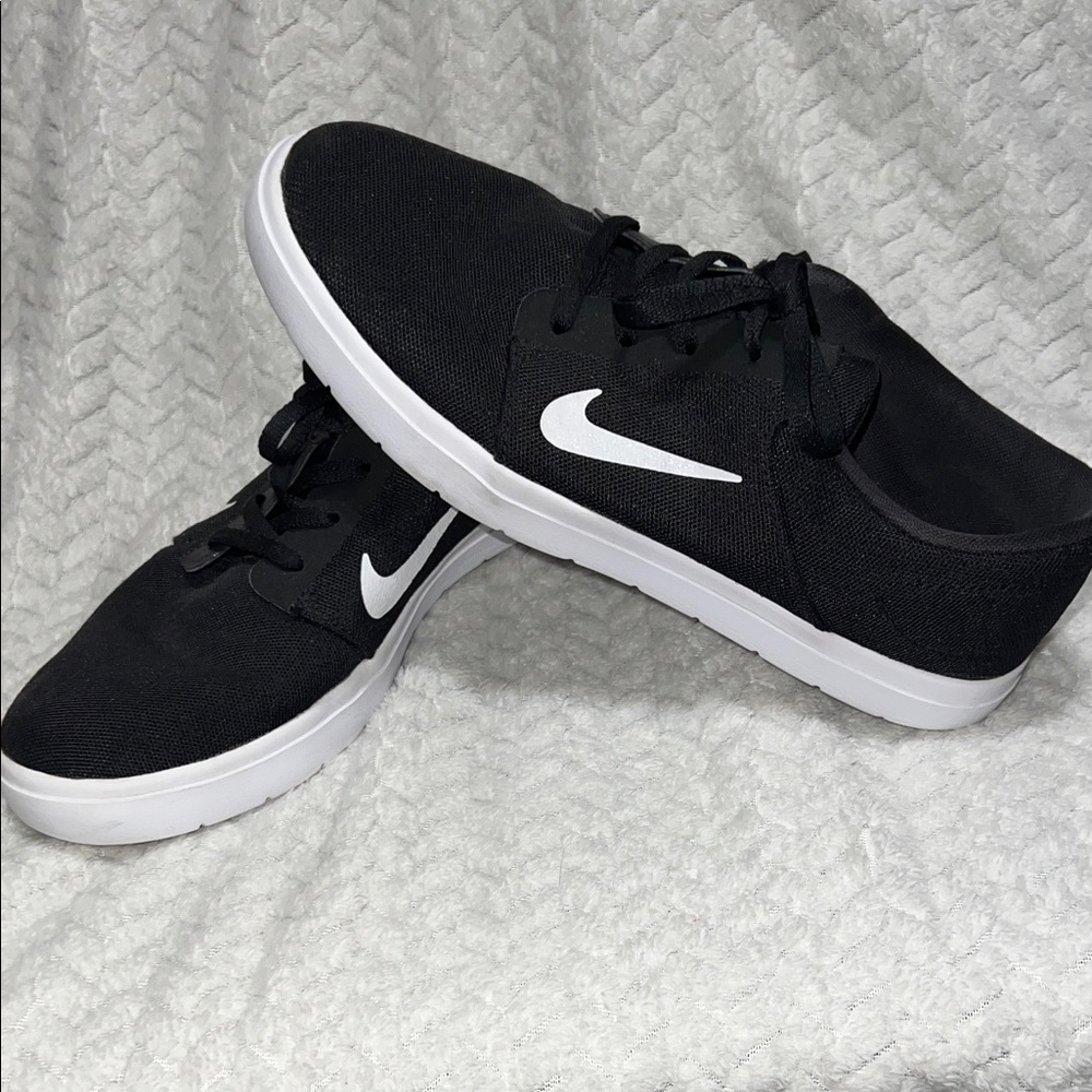 Nike women Black and White Sneakers